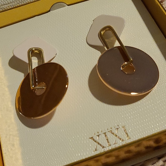 BNWOT xixi Earrings - Picture 3 of 3